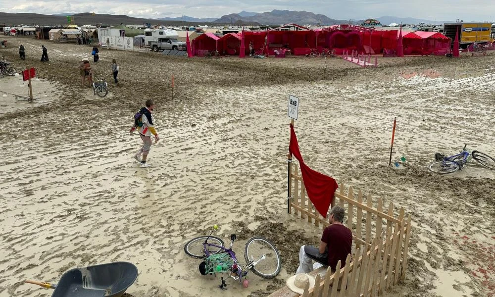 Burning Man: Χιλιάδες επισκέπτες εγκλωβίστηκαν στη λάσπη της ερήμου